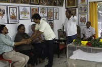 Celebrities pay tributes to Bapu Photos